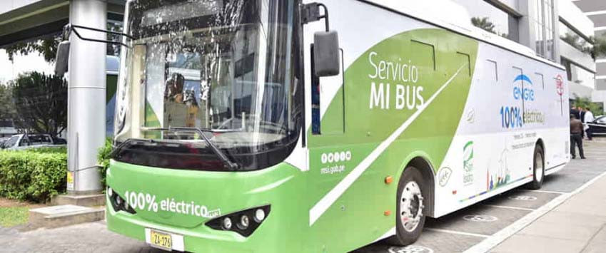 Un autobús eléctrico que utiliza la energía solar comienza a circular en San Isidro