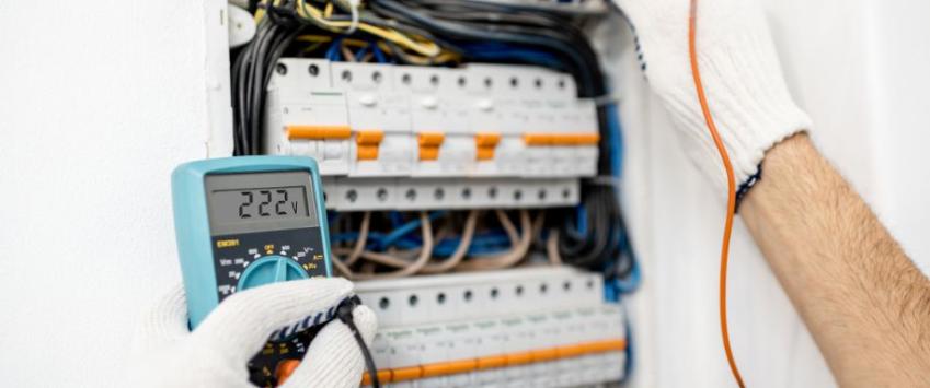 ¿Qué es y cómo se calcula la potencia eléctrica?