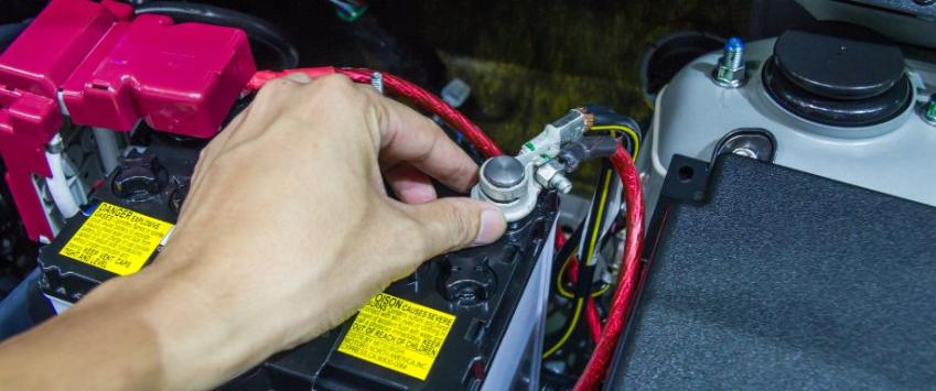 ¿Es bueno desconectar la batería del coche​?