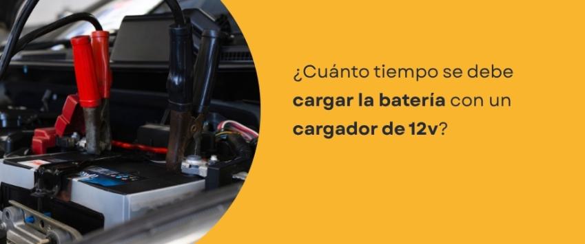 ¿Cuánto tiempo se debe cargar la batería con un cargador de 12V?