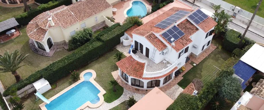 Ejemplo de una instalación fotovoltaica hecha por AutoSolar